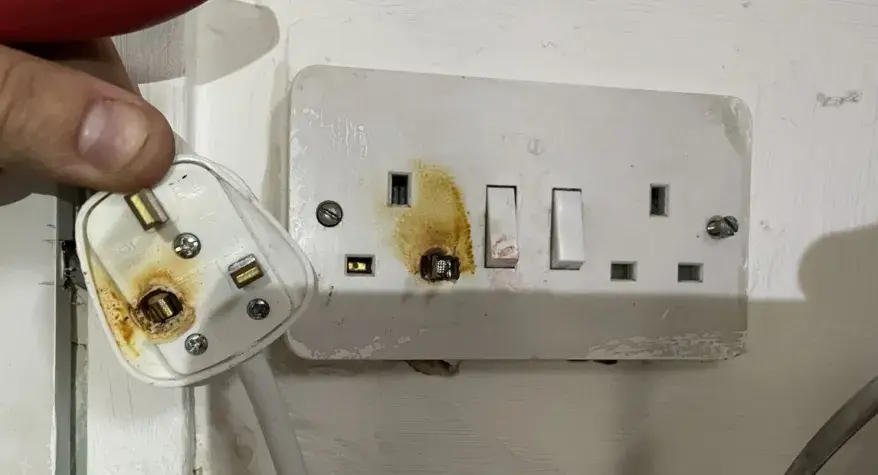 Electrical Faults in Hopwood Homes: When to call in an electrician?